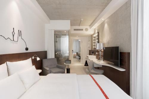 room detail thumbnail 1