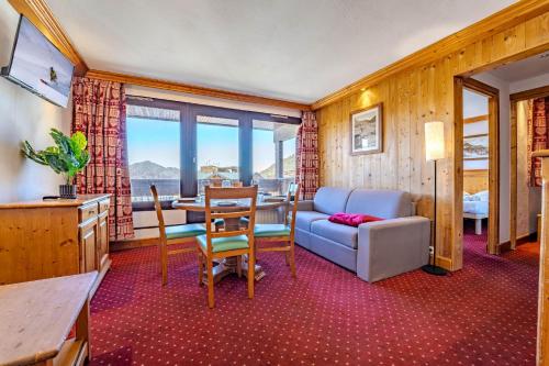 Ski-In Out with Wide Mountain Views