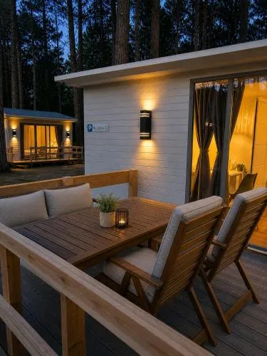 Premium Bungalow Ferienwohnung auf Rügen - bis 5 Personen - nur 100m zum Naturstrand - mitten im Wald - Familien und Hunde herzlich willkommen - Feriensiedlung Schwalbennest in Dranske, Deutschland