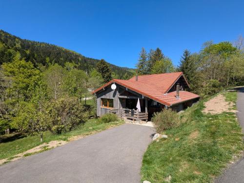Chalet confortable, proche des pistes de ski, avec jardin, terrasses couvertes et Wi-Fi à La Bresse - FR-1-589-86