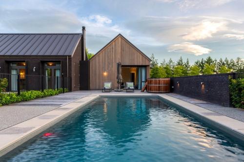 Speargrass Villa - Hot Tub - Swimming Pool – khách sạn tại Dalefield