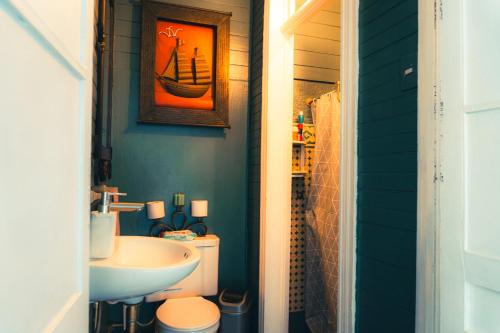 Ducha, The Nomad Hostel - SJO Airport 5 min - Private, WiFi & Premium Coffee in Alajuela