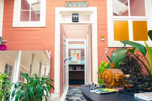 Baño, The Nomad Hostel - SJO Airport 5 min - Private, WiFi & Premium Coffee in Alajuela