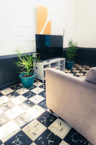 Shared lounge/TV area, The Nomad Hostel - SJO Airport 5 min - Private, WiFi & Premium Coffee in Agonia