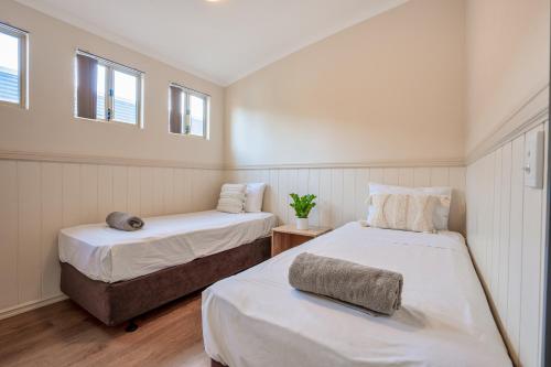 1 queen bed, 2 twin beds