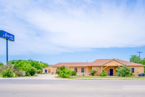 Atria Inn & Suites Kitchenette in Jourdanton (TX)
