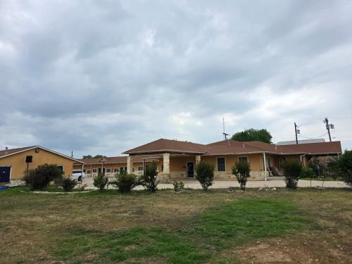 Atria Inn & Suites Kitchenette in Jourdanton (TX)