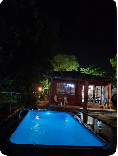 Úszómedence, Recanto da Julia - Rio, Piscina e Fogueira in Barreira