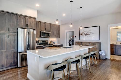 New Luxury Loft #307 With Huge Hot Tub & Great Views - 500 Dollars Of FREE Activities & Equipment Rentals Daily in Winter Park, USA