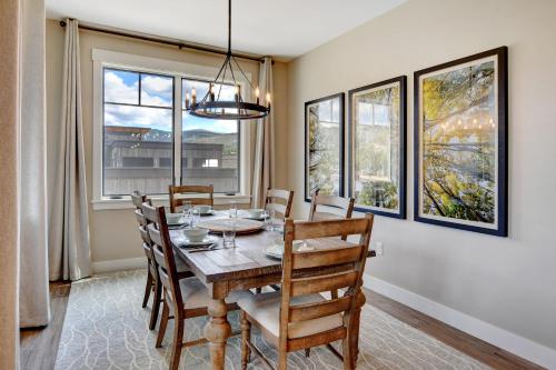 New Luxury Loft #307 With Huge Hot Tub & Great Views - 500 Dollars Of FREE Activities & Equipment Rentals Daily in Winter Park, USA