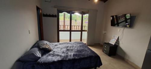 Apartamento con balcón en calle principal El Retiro - Antioquia