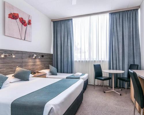 Comfort Inn Regal Park, North Adelaide Room Type - Executive Queen Room