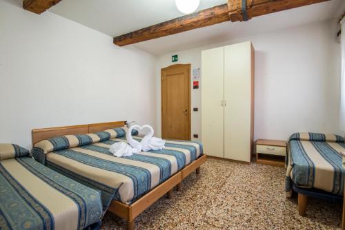 1 queen bed, 2 twin beds