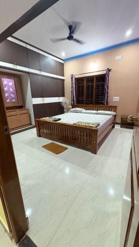 Peaceful Penthouse Retreat with Private Rooftop - Mysuru