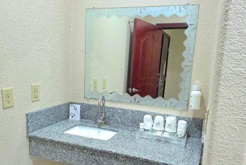 Ramada by Wyndham South Waco in Hewitt, USA