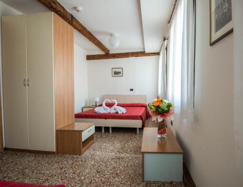 1 queen bed, 1 twin bed
