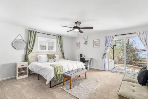 Fox Lake Retreat Dock, Hot Tub, Sauna & Gameroom in Commerce Township (MI)
