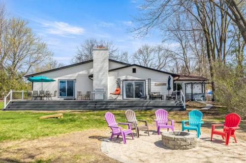 Fox Lake Retreat Dock, Hot Tub, Sauna & Gameroom in Commerce Township (MI)