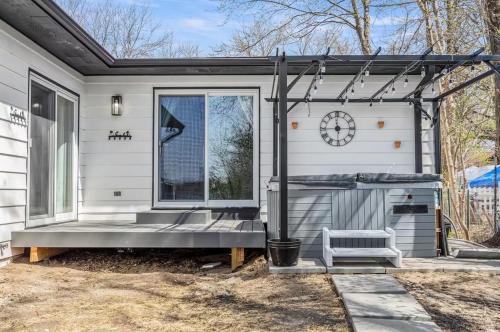 Fox Lake Retreat Dock, Hot Tub, Sauna & Gameroom in Commerce Township (MI)