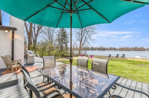 Fox Lake Retreat Dock, Hot Tub, Sauna & Gameroom in Commerce Township (MI)
