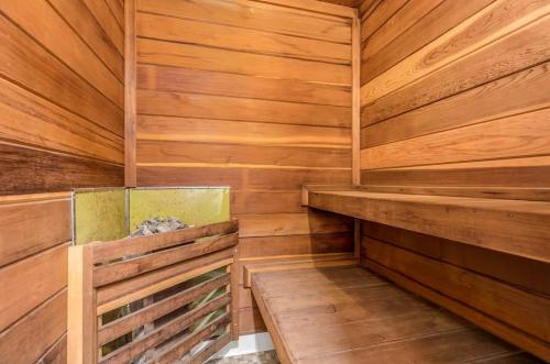 Fox Lake Retreat Dock, Hot Tub, Sauna & Gameroom in Commerce Township (MI)