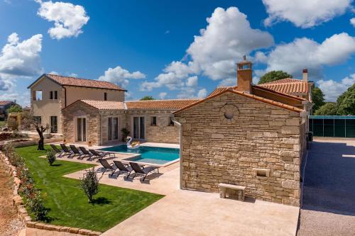 Villa Stonica With Pool - Happy Rentals – khách sạn tại Kringa