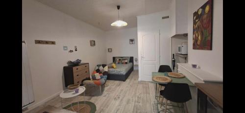studio cosy meublé, terrasse et patio pour vélo 3