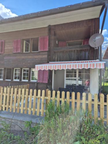 Viesnīcas āriene, Nenis Hüsli (Nenis Husli) in Rüti (Glarus)