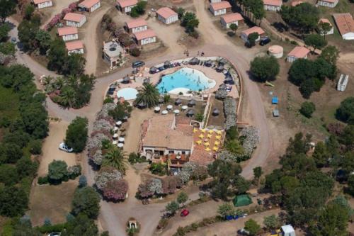 ZEcamping 3 étoiles à 1km de la plage piscine jacuzzi animaux acceptés 2