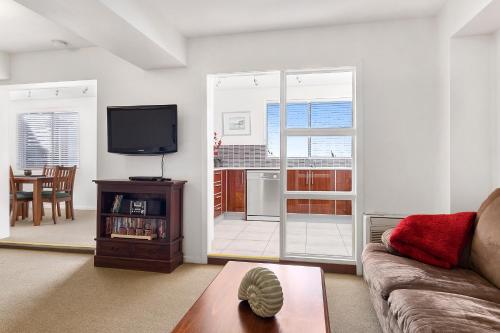 Beachfront Apartment Blackmans Bay in แบล๊คแมน เบย์