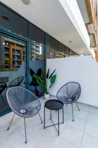Nasma Luxury Stays - Stylish living in Azizi Riviera in Nad Al Sheba
