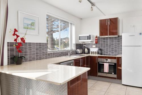 ห้องครัว, Beachfront Apartment Blackmans Bay in แบล๊คแมน เบย์