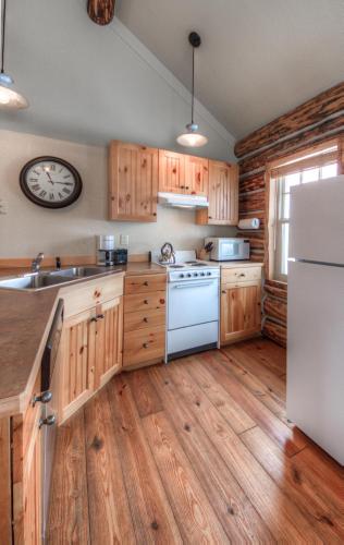 Cowboy Heaven Cabins-3 Rustic Ridge - image 5