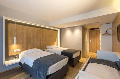 2 twin beds, 1 sofa bed
