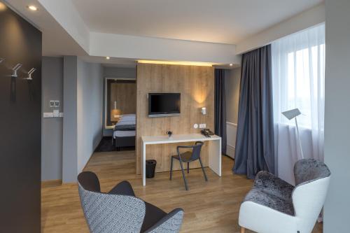 M Hotel - image 5