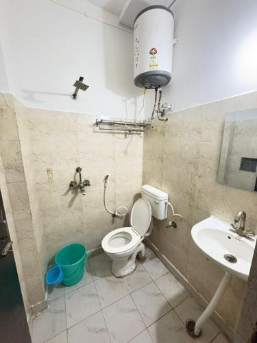 샤워실, Hotel Golden Stay 2 Mints walking from Rajendra Nagar Metro Station in 샤다라