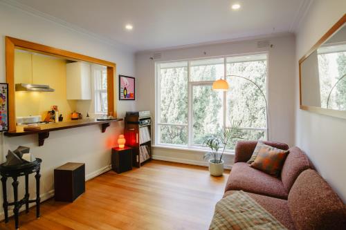 Stylish St Kilda Apt - Walk to beach, cafes and tram to CBD, Melbourne
