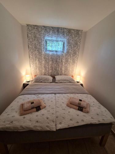 1 queen bed, 1 sofa bed