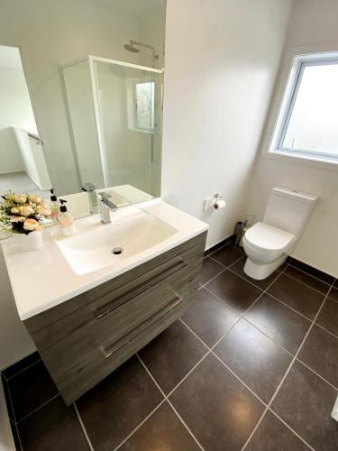 Pinehill Extra-Large 8 Bedrooms House - image 2