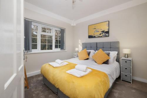 Family-Friendly 4-Bed near Parks & Transport Links – khách sạn tại Thị trấn Perry Common