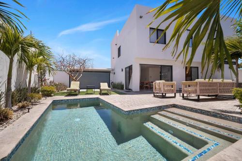 Stunning & Beautiful House with Private Pool