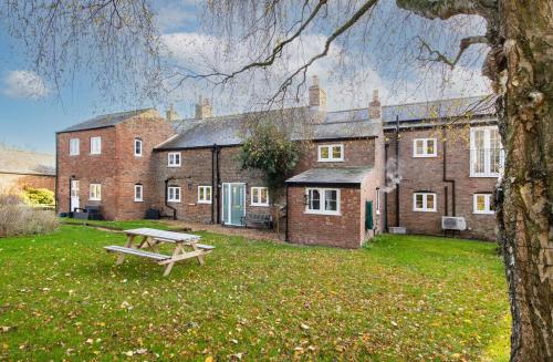 Spacious 6-Bed Countryside Home Surrounded by Nature in Spalding