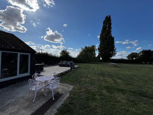 Spacious 6-Bed Countryside Home Surrounded by Nature in Spalding