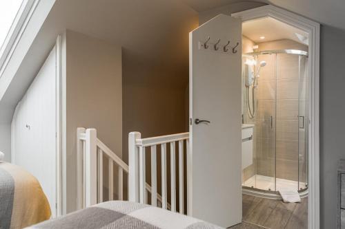 Comfortable 5-Bedroom House in Cheltenham - Tap to explore photos