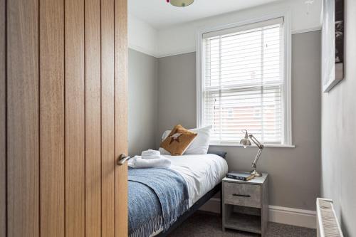 Comfortable 5-Bedroom House in Cheltenham - Tap to explore photos