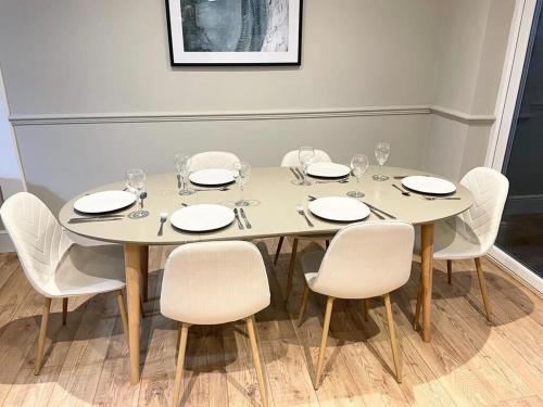 Comfortable 5-Bedroom House in Cheltenham in Charlton Kings