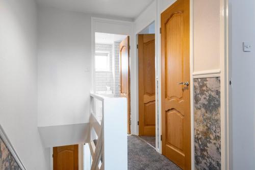3 Bed Home Near Anfield - Perfect for Football Fans, Liverpool (photo 8)