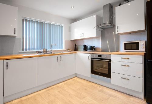 3 Bed Home Near Anfield - Perfect for Football Fans, Liverpool (photo 2)