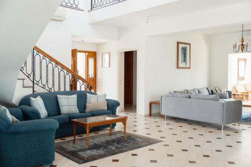 Mountain view 6 bed mansion with Private Padel Court, Pool & Gym in Choirokoitia