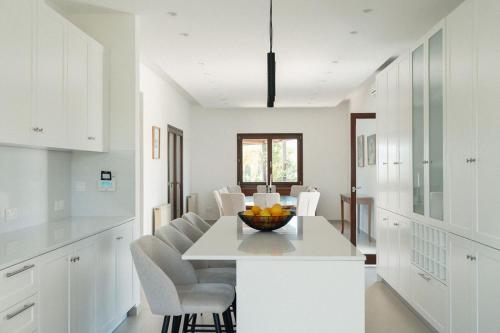 Mountain view 6 bed mansion with Private Padel Court, Pool & Gym in Choirokoitia